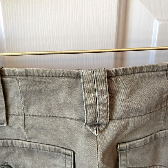 VINCE Olive Green Khaki Wide Leg Chino Pants w/ Flap Pockets SZ 2 - Picture 6 of 8